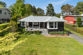 The Lake House Garden - Waitetoko Holiday Home, Turangi